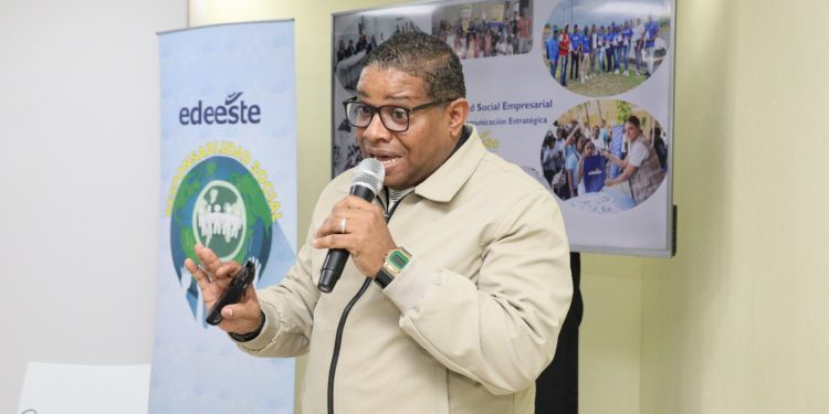 Edeeste imparte charla sobre eficiencia energética a periodistas y dueños de medios de Monte Plata