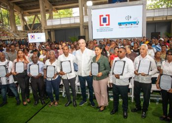 Presidente Abinader entrega 1,099 títulos de propiedad que benefician a más de 4,000 personas de Villa Linda, Palmarejo y Pantoja