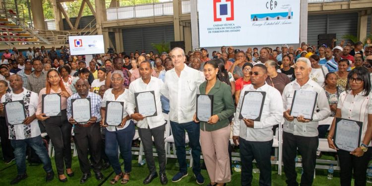 Presidente Abinader entrega 1,099 títulos de propiedad a más de 4,000 personas de Villa Linda, Palmarejo y Pantoja