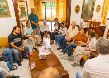 Carolina fortalece cercanía con bases PRM en visita a dirigentes históricas de la capital