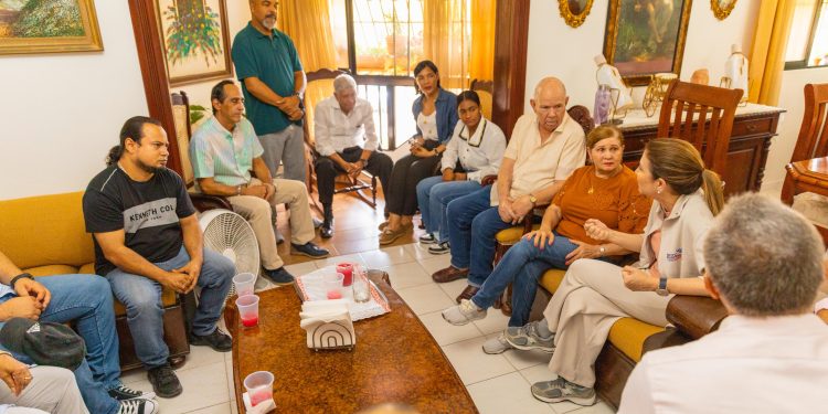 Carolina fortalece cercanía con bases PRM en visita a dirigentes históricas de la capital