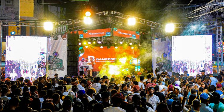 "Reconocidos en tu Barrio" pone a vibrar a Haina con un concierto de estrellas urbanas