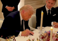 Momento en el que Trump firma acuerdo de paz con Irán en Versalles que pone fin a la guerra
