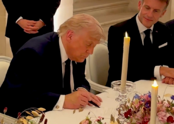 Momento en el que Trump firma acuerdo de paz con Irán en Versalles que pone fin a la guerra