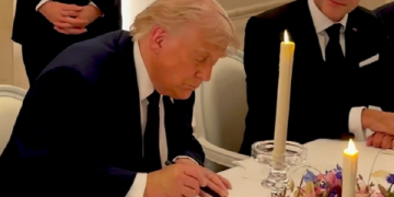 Momento en el que Trump firma acuerdo de paz con Irán en Versalles que pone fin a la guerra
