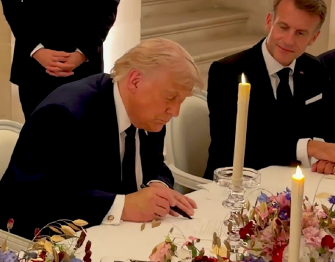 Momento en el que Trump firma acuerdo de paz con Irán en Versalles que pone fin a la guerra