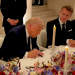 Momento en el que Trump firma acuerdo de paz con Irán en Versalles que pone fin a la guerra