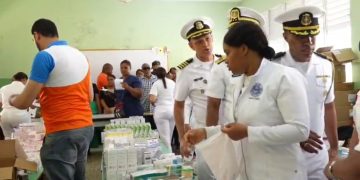 Armada lleva salud y bienestar a cientos de familias durante jornada comunitaria en Barahona