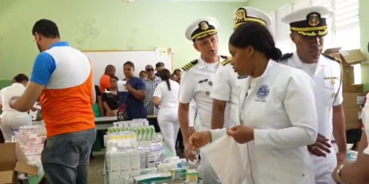 Armada lleva salud y bienestar a cientos de familias durante jornada comunitaria en Barahona