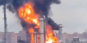 Ucrania volvió a bombardear la refinería de petróleo de Moscú, clave para el suministro de combustible en Rusia