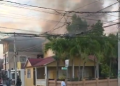 Incendio reduce a cenizas dos viviendas y provoca daños en otras en Mao