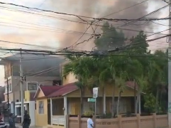 Incendio reduce a cenizas dos viviendas y provoca daños en otras en Mao
