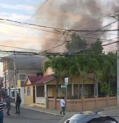 Incendio reduce a cenizas dos viviendas y provoca daños en otras en Mao