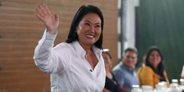 Fujimori mantiene leve ventaja de 0,006 % sobre Sánchez