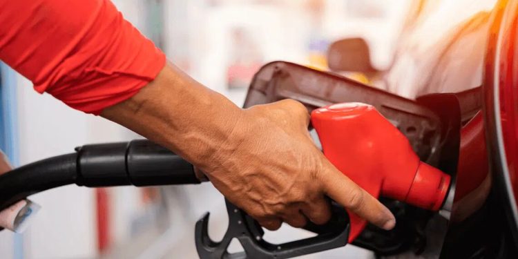 Gobierno congela precios de combustibles esenciales