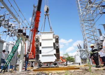 Edesur mejora la continuidad y calidad del suministro en Azua con la instalación de tres nuevos transformadores de distribución