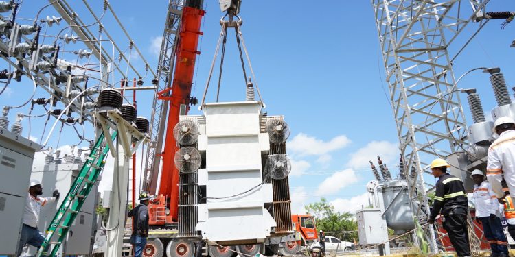 Edesur mejora la continuidad y calidad del suministro en Azua con la instalación de tres nuevos transformadores de distribución