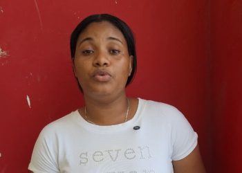 Mujer denuncia que una declaración tardía le impide obtener documentos dominicanos y afecta la escolaridad de sus hijas