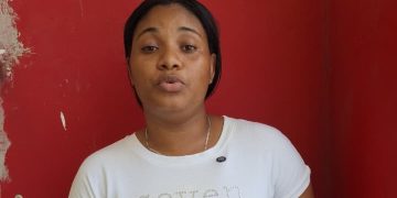 Mujer denuncia que una declaración tardía le impide obtener documentos dominicanos y afecta la escolaridad de sus hijas