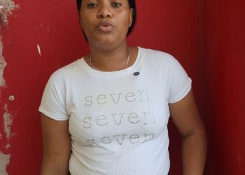 Mujer denuncia que una declaración tardía le impide obtener documentos dominicanos y afecta la escolaridad de sus hijas