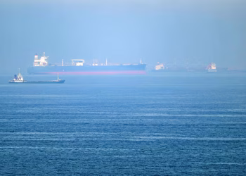 Irán confirma que estrecho de Ormuz "está completamente abierto" para barcos comerciales