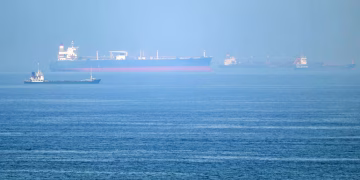 Irán confirma que estrecho de Ormuz "está completamente abierto" para barcos comerciales