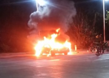 Vehículo se incendia en estación de combustible de Barahona