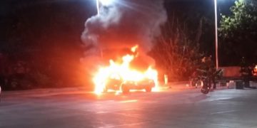 Vehículo se incendia en estación de combustible de Barahona
