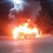 Vehículo se incendia en estación de combustible de Barahona