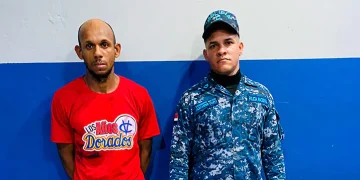Apresan hombre acusado de golpear a su hijastro de 11 años con un cable eléctrico en La Vega