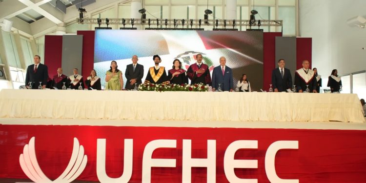 UFHEC gradúa a 2,185 profesionales en su 48.ª investidura; Raquel Peña resalta aporte educativo