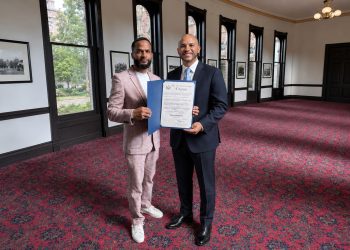 El cantautor Ariel Ramírez recibe reconocimiento del Congreso de Nueva York y celebra lanzamiento de su nuevo álbum