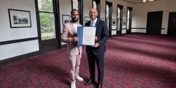 El cantautor Ariel Ramírez recibe reconocimiento del Congreso de Nueva York y celebra lanzamiento de su nuevo álbum
