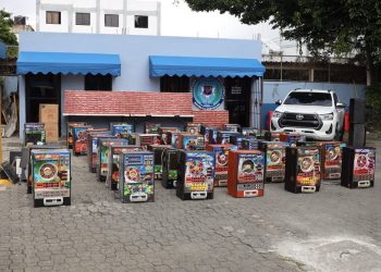 Policía Nacional ocupa más de 329 mil cigarrillos de contrabando y retiene 52 máquinas tragamonedas durante operativos secuenciales