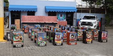 Policía Nacional ocupa más de 329 mil cigarrillos de contrabando y retiene 52 máquinas tragamonedas durante operativos secuenciales