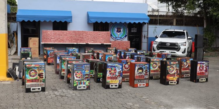 Policía Nacional ocupa más de 329 mil cigarrillos de contrabando y retiene 52 máquinas tragamonedas durante operativos secuenciales