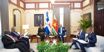 Presidente Abinader recibe a su homóloga de Surinam, Jennifer Geerlings-Simons, en visita oficial
