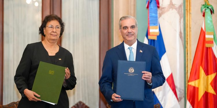 RD y Surinam firman convenio de cooperación y alianzas estratégicas en el sector turístico, agricultura e inversión privada