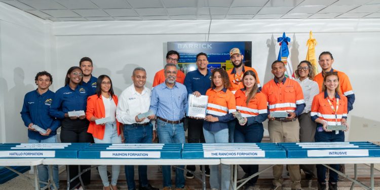 Barrick Pueblo Viejo fortalece formación práctica de estudiantes de Geología de UTECO con donación técnica especializada