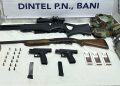 Policía Nacional y MP ocupan armas de fuego, pertrechos militares y cigarrillos de contrabando durante allanamientos en Baní; una persona fue detenida