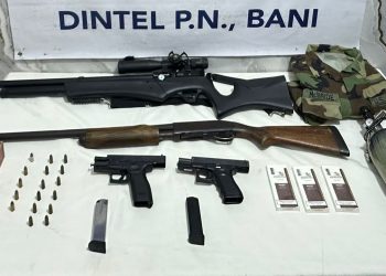 Policía Nacional y MP ocupan armas de fuego, pertrechos militares y cigarrillos de contrabando durante allanamientos en Baní; una persona fue detenida