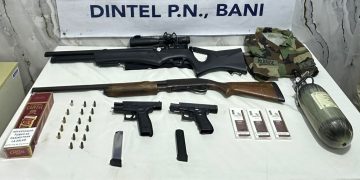 Policía Nacional y MP ocupan armas de fuego, pertrechos militares y cigarrillos de contrabando durante allanamientos en Baní; una persona fue detenida