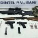Policía Nacional y MP ocupan armas de fuego, pertrechos militares y cigarrillos de contrabando durante allanamientos en Baní; una persona fue detenida