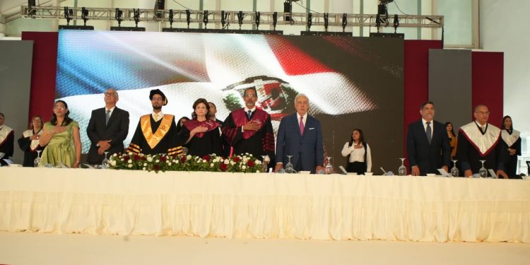 UFHEC gradúa a 2,185 profesionales en su 48.ª investidura; Raquel Peña resalta aporte educativo