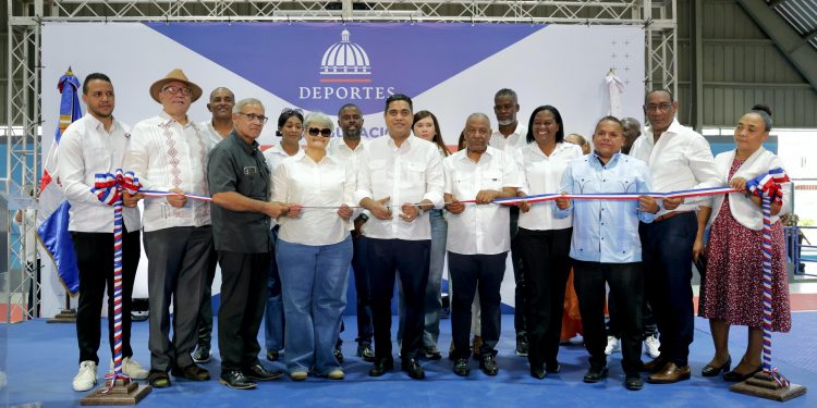 Ministro Kelvin Cruz entrega totalmente remodelado el multiuso de Consuelo, SPM