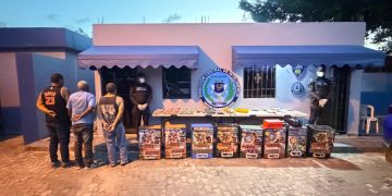 DINTEL ocupa cuatro pacas de marihuana, cuatro paquetes de presunta cocaína y más de RD$5 millones durante allanamientos en SDN; tres personas fueron detenidas