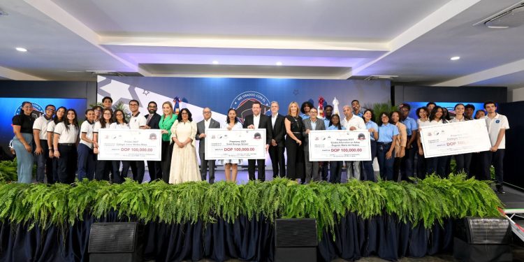 Centros educativos DN y Boca Chica obtienen primer lugar en el concurso Me Gradúo con el TCRD