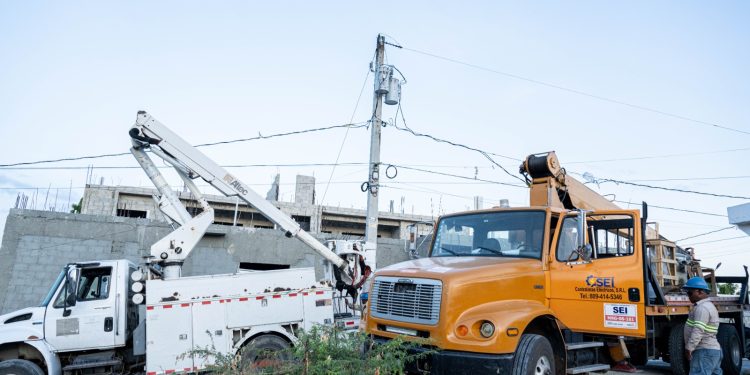 Edesur mejora la continuidad y calidad del suministro en Azua con la instalación de tres nuevos transformadores de distribución