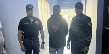 Ante búsqueda policial, se entrega joven buscado por presunto robo de motocicleta en San Juan de la Maguana