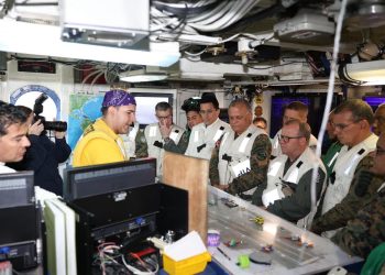 Altas autoridades dominicanas visitan el portaaviones USS Nimitz en una muestra del fortalecimiento de la cooperación entre República Dominicana y Estados Unidos